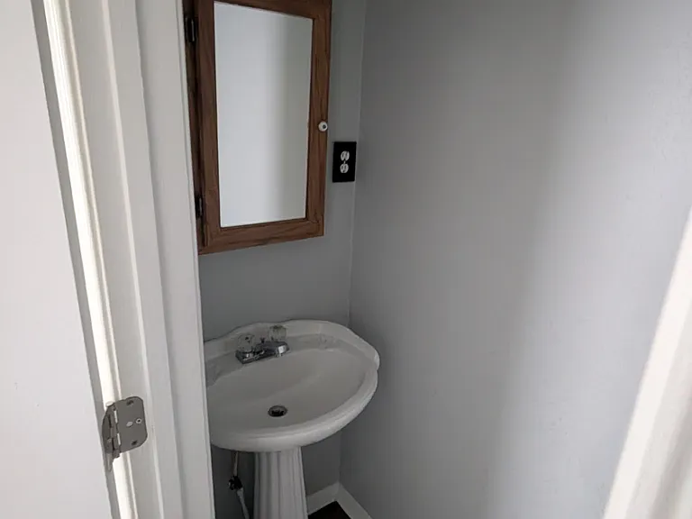Half bathroom in bedroom 1