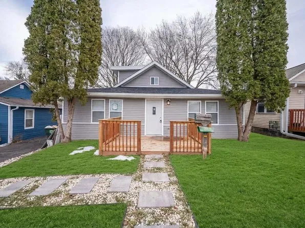 42425 N Park Ln E, Antioch, IL 60002