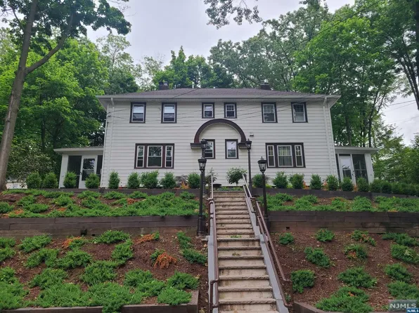 25-27 Hawthorne Ter, Leonia, NJ 07605