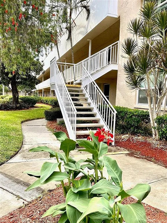 2 bed, 1.0 bath, 1010 sqft, $1,300 — Photo 1
