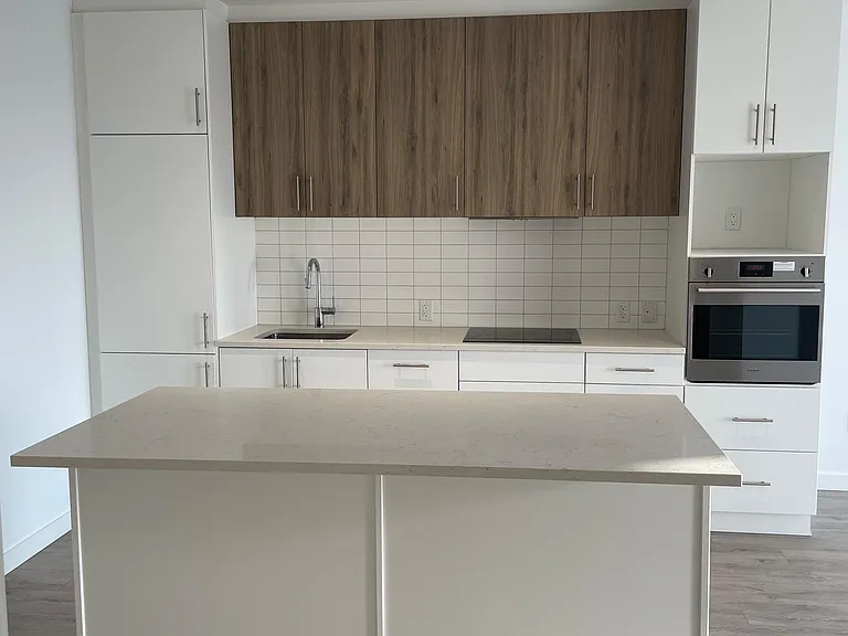 181 King St S #1009 — Photo 3