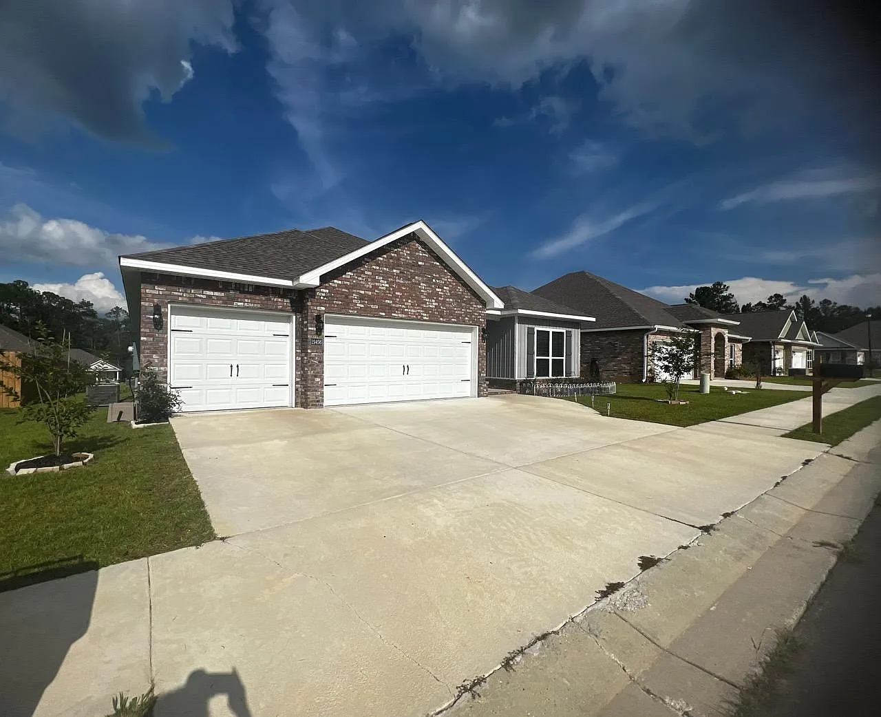 4 bed, 2304 sqft, $2,400 — Photo 2