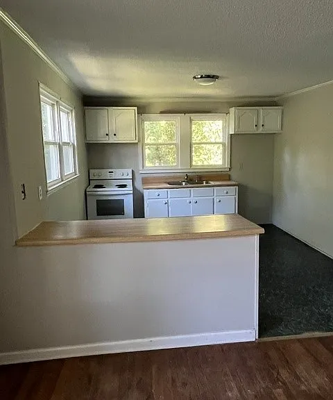 405 Summit Dr — Photo 2