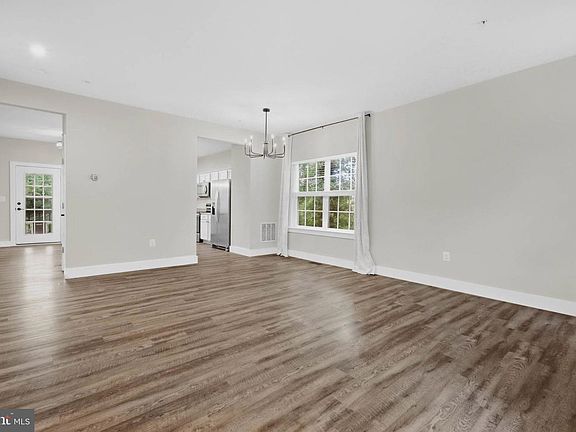 5th image of 2620 Holly Dr