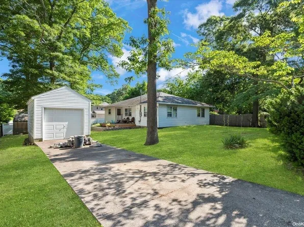 15 Oceanview Avenue, Farmingville, NY 11738