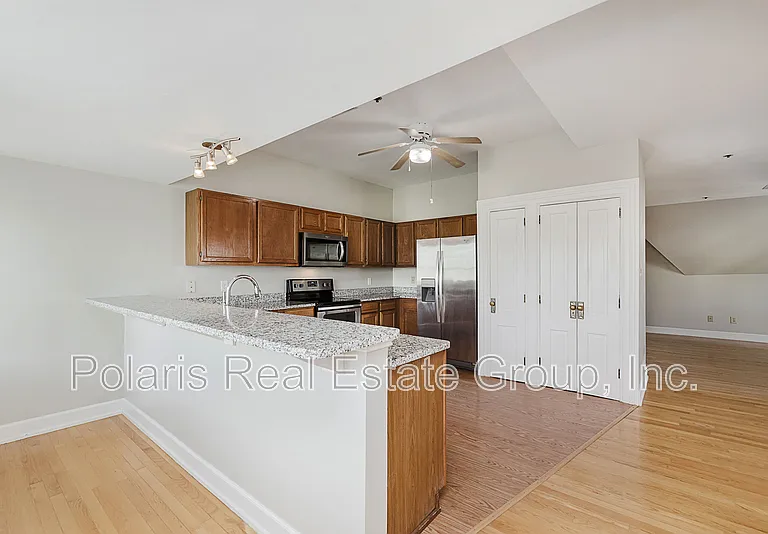 101 E 14th St #3 — Photo 16