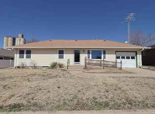 306 7th St, Linn, KS 66953
