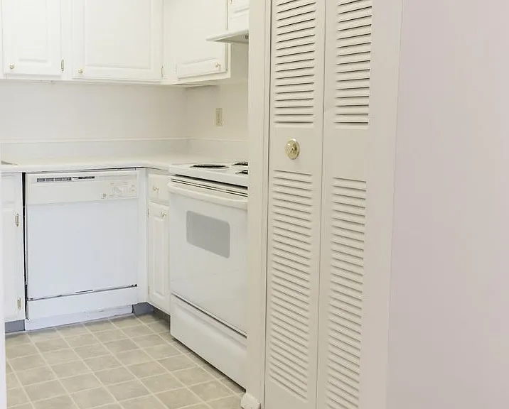 Windsor Gardens Apartments — Photo 60
