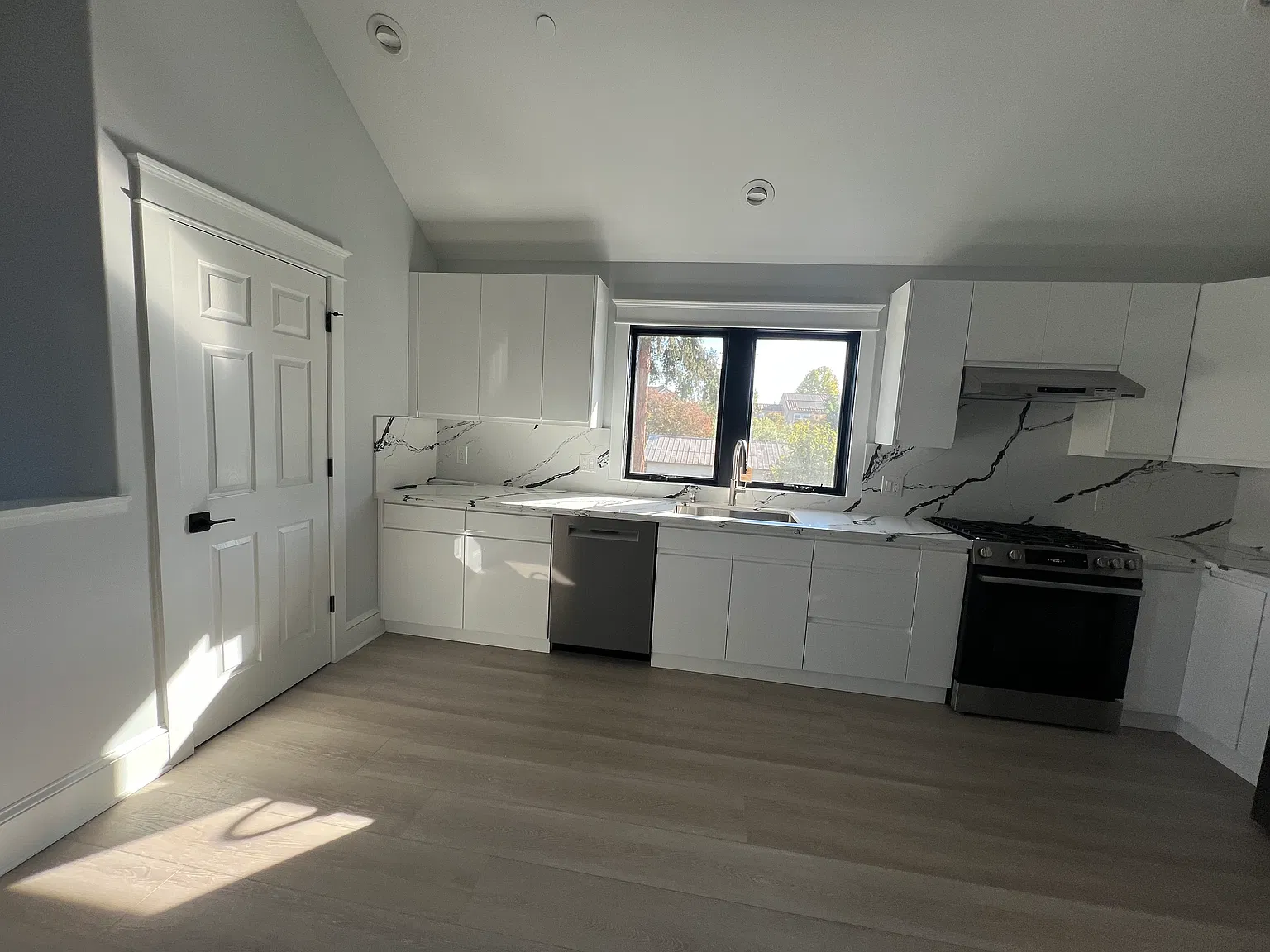 2 bed, 900 sqft, $2,950 — Photo 4
