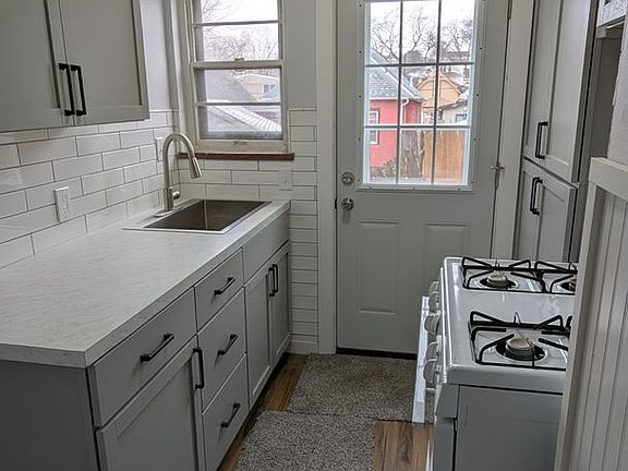 4th image of 134-144 Benton St #138