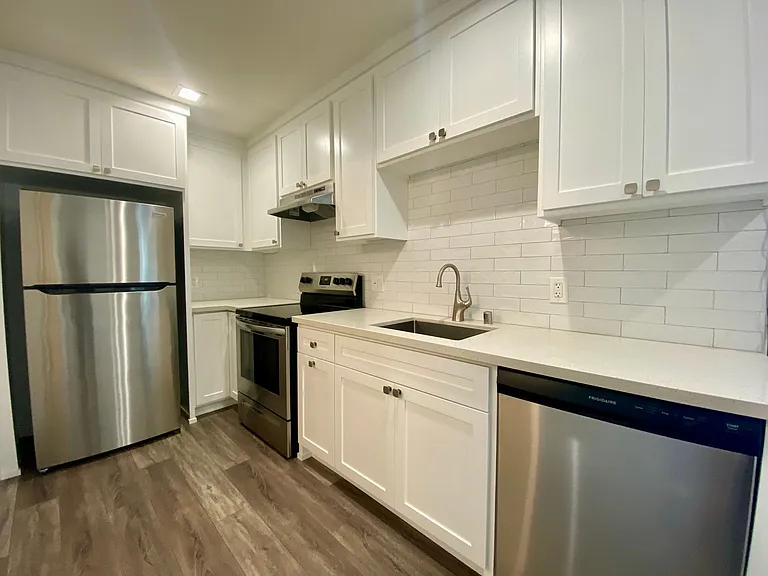 Addison Arms Apartments — Photo 3
