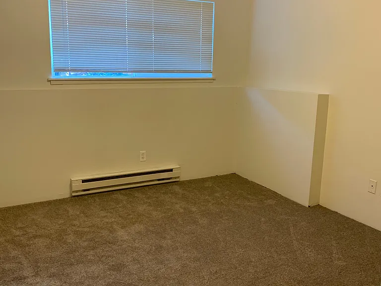 Laurel Court Apartments — Photo 10