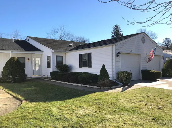 42 Knolls Dr, Stony Brook, NY 11790