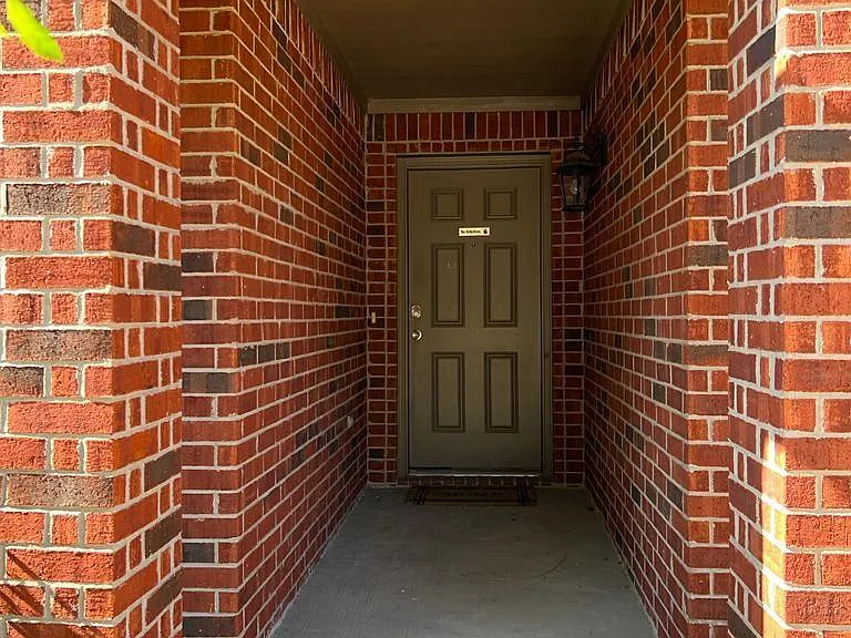 1011 Meadow Green Ct — Photo 2