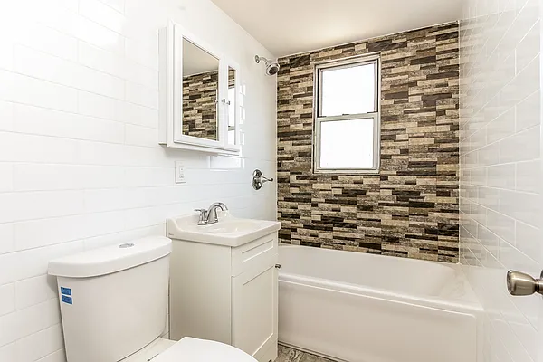 Sold by (Legacy) Online Homes, LLC | media 18