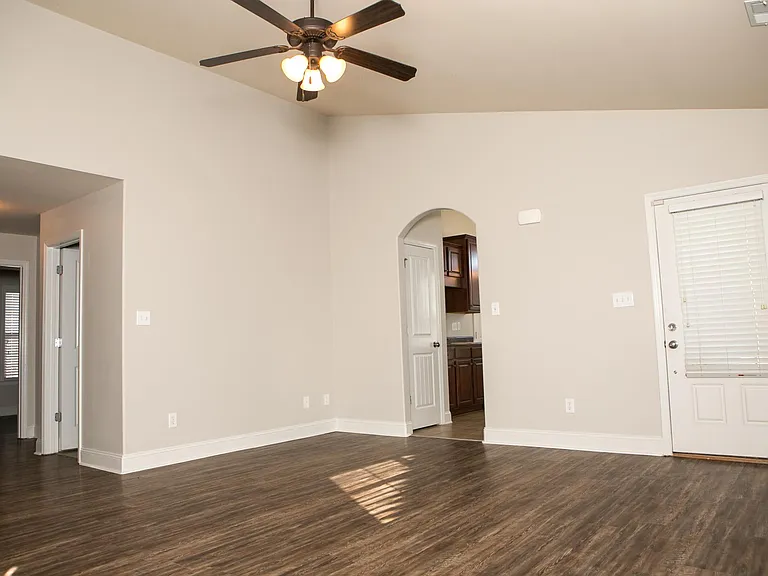 307 Dovington Dr — Photo 5