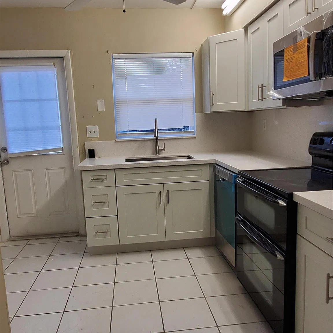 3 bed, 2.0 bath, 6150 sqft, $3,100 — Photo 4