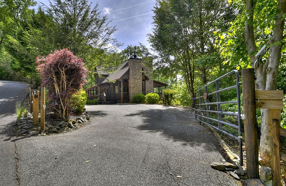 2nd image of 704 Laurel Creek Trl
