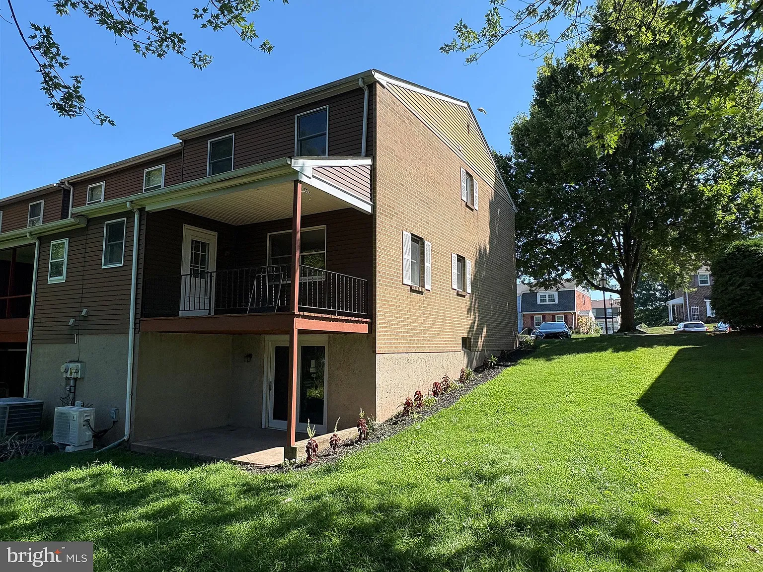 3 bed, 1.5 bath, 1576 sqft, $2,200 — Photo 2