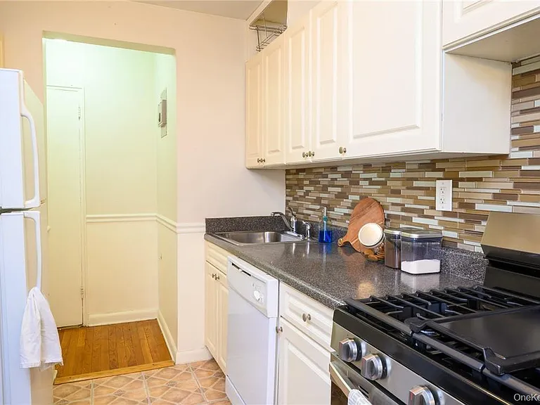 4 Sadore Ln #3J — Photo 11