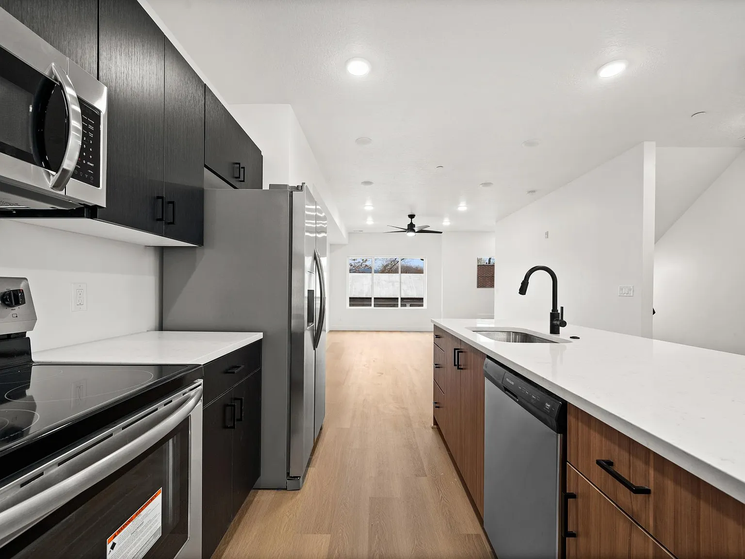 3 bed, 2.5 bath, 1450 sqft, $2,475 — Photo 4