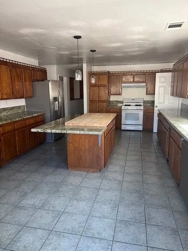 4 bed, 3.0 bath, 3275 sqft, $3,000 — Photo 2
