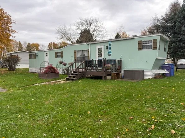 1612 Hennessey Rd, Ontario, NY 14519