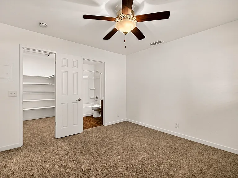 Villa Monterey Apartments — Photo 22
