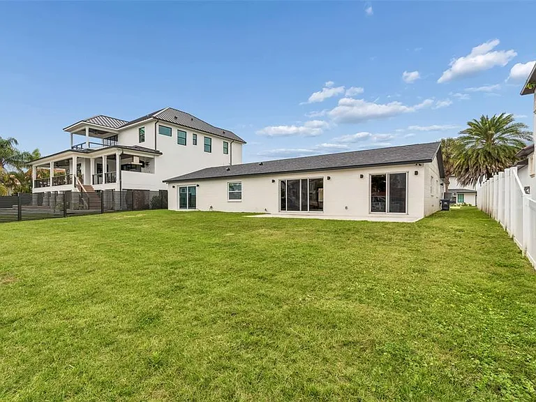 3921 Versailles Dr — Photo 27