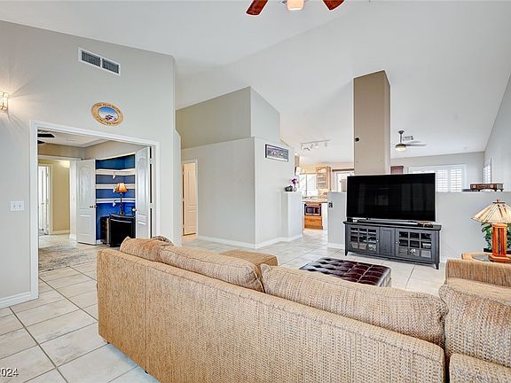 5th image of 123 Tamarack Dr