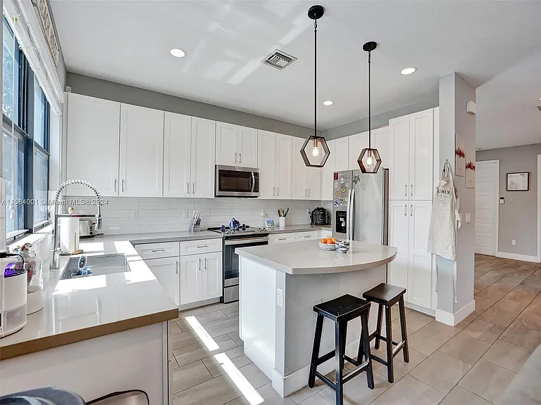 1236 SW 4th Ave — Photo 13