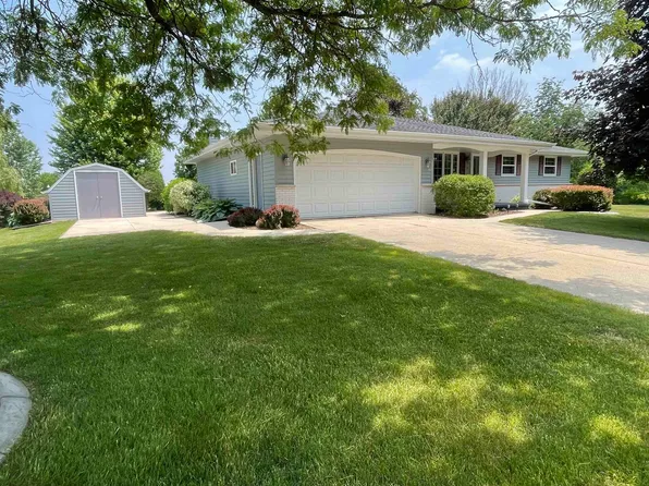 112 N 1st St, Hilbert, WI 54129