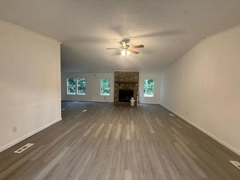 200 Painter Rd NE — Photo 2