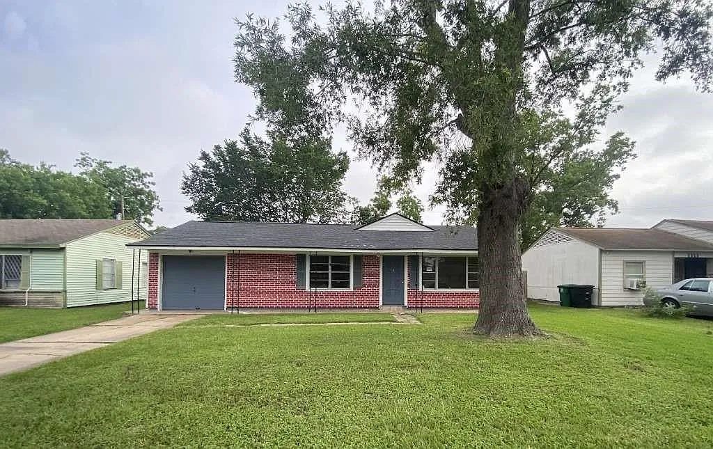 3 bed, 1.0 bath, 1128 sqft, $1,899 — Photo 1