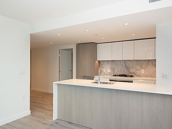 5th image of 1107 Richards St #406