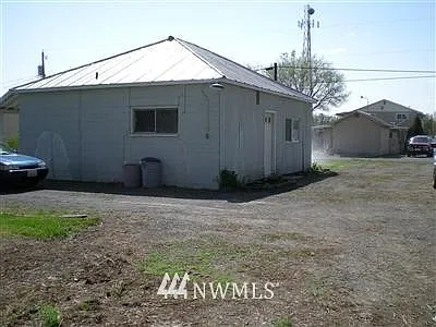 211 N Lewis photo 1