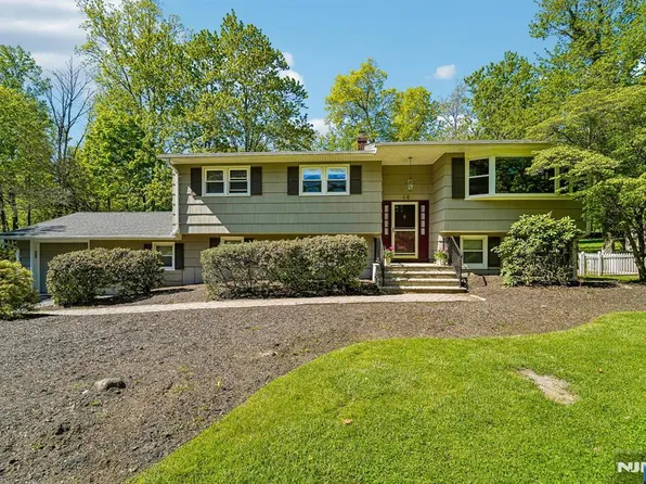 44 Brookwood Dr, Mahwah, NJ 07430