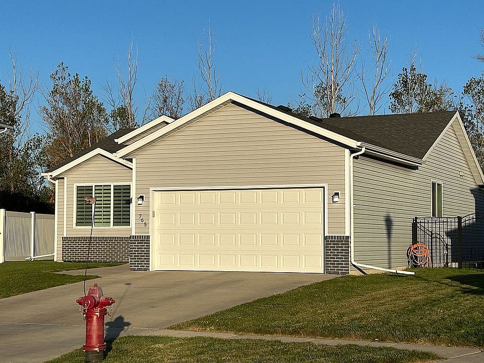 1st image of 765 Albert Dr W