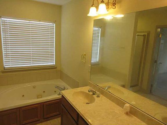 3rd image of 3202 Grand Lake Dr
