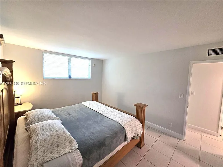 2400 NE 10th St #104 — Photo 15