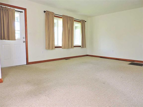 4th image of 155 Crest Dr