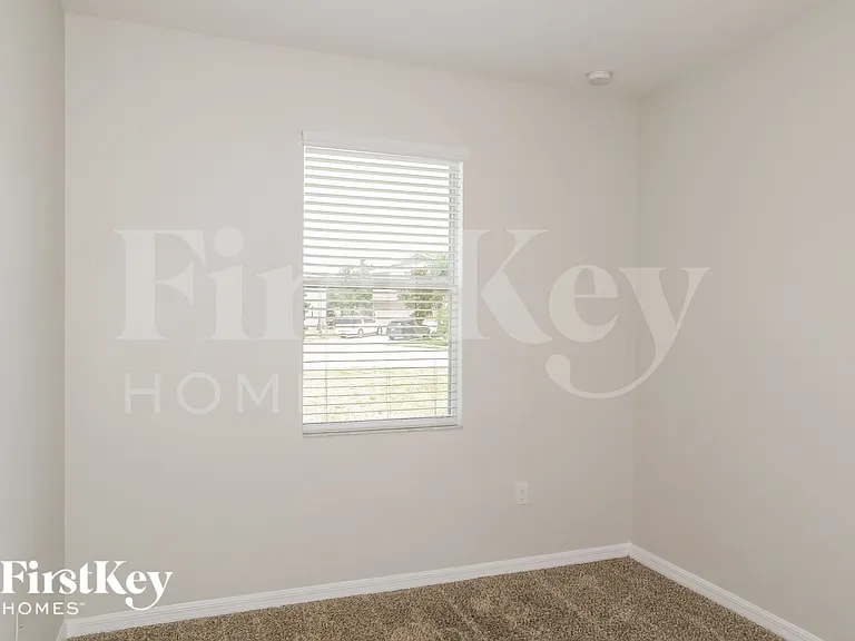 2309 Grantham Ave — Photo 11