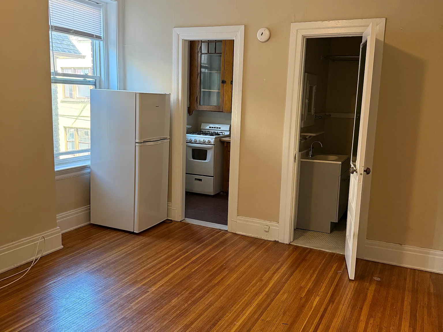 Studio, 300 sqft, $1,000 — Photo 2