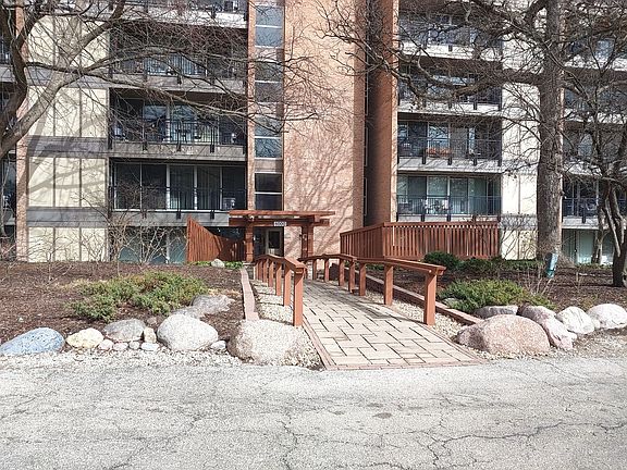3rd image of 6000 Oakwood Dr APT 3F