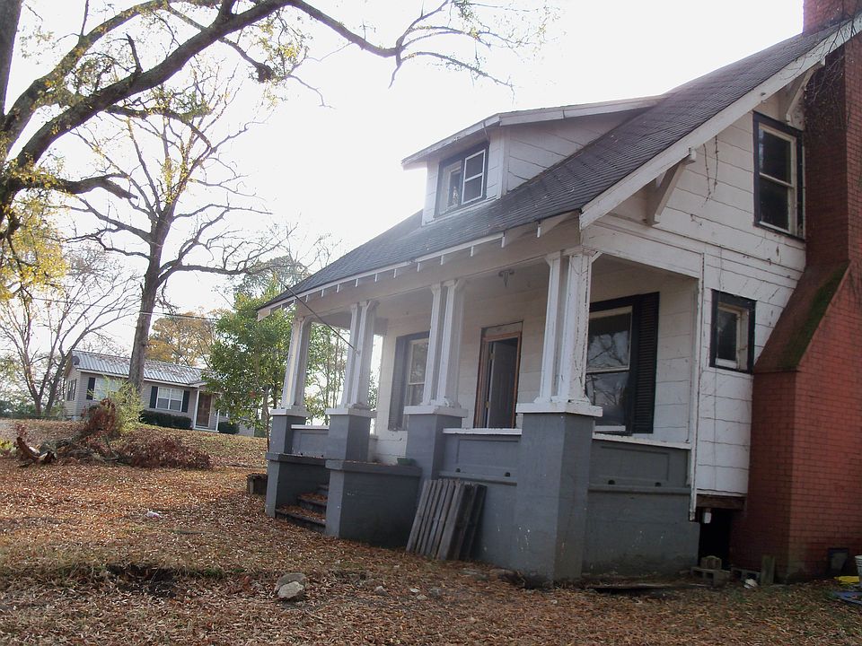 DONT LET THE OUTSIDE FOOL YOU!This small 4 bedroom 2 bath 2