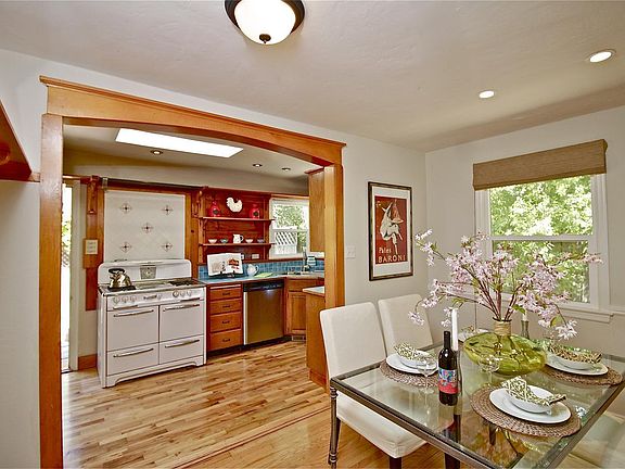 3rd image of 450 Cascade Dr