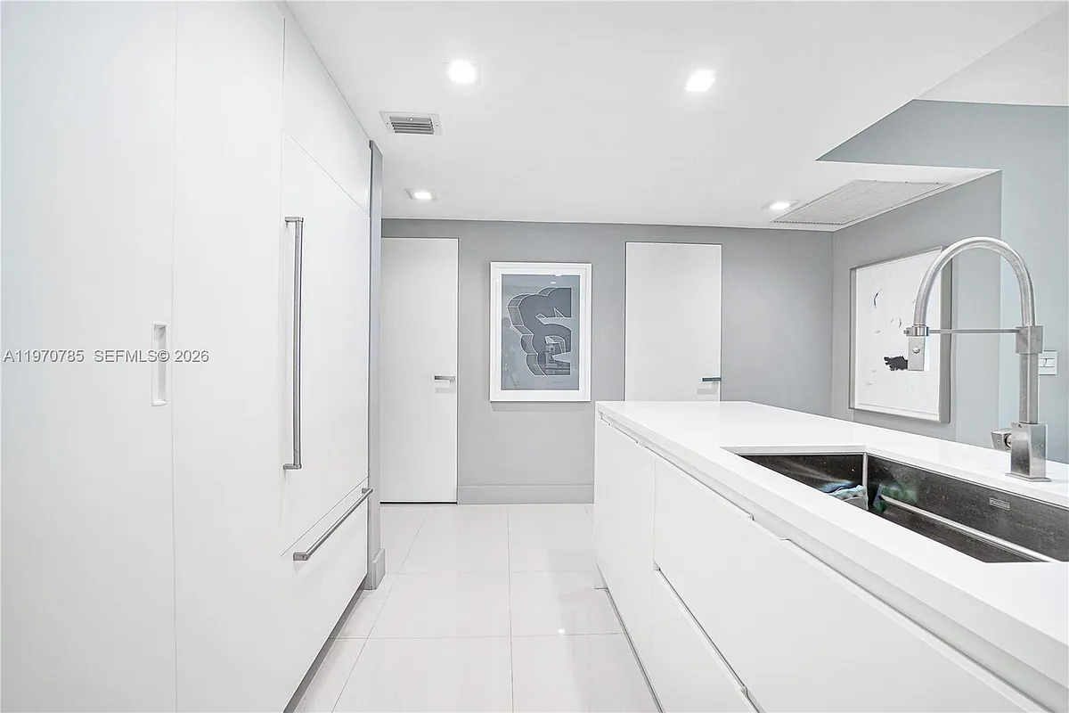 Building Photo - 475 Brickell Ave #1913