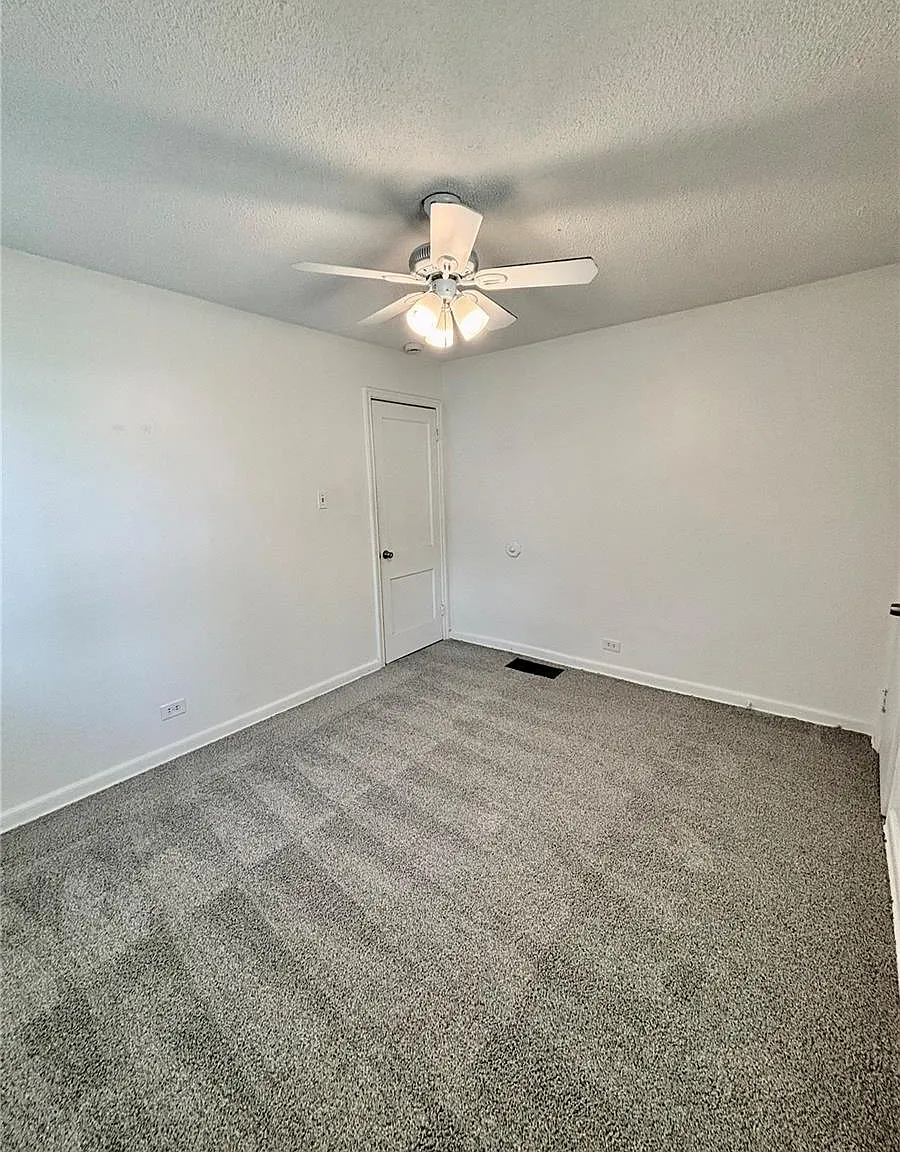 2 bed, 1.0 bath, 734 sqft, $2,049 — Photo 3