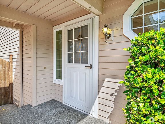 3rd image of 2016 Mill Pointe Drive SE