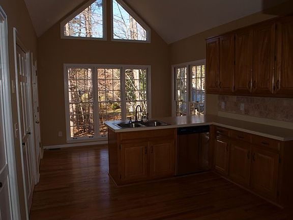 5th image of 3102 Sandhurst Dr